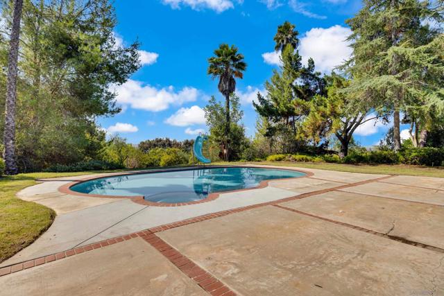 15235 Crestview Ct, Poway CA: https://media.crmls.org/mediaz/daf633ff-6dd5-472a-9c6c-f769e15853f5.jpg