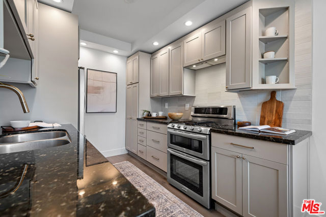 3516 Via Dolce, Marina del Rey CA: https://media.crmls.org/mediaz/daf6cbd2-ab41-49fd-8cc3-2d3d731506bd.jpg
