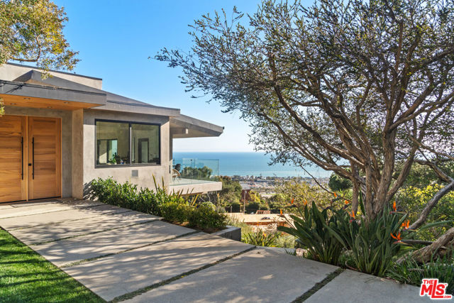23812 Malibu Crest Drive, Malibu CA: https://media.crmls.org/mediaz/daf6ffb0-fb60-4b90-bd23-868d74a7df98.jpg