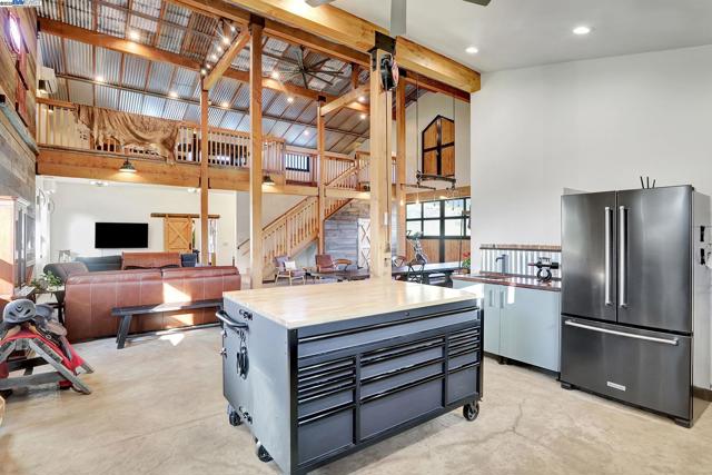 5135 Andrade Rd, Sunol CA: https://media.crmls.org/mediaz/daf76ee2-e500-4bd7-932f-af543adc053d.jpg