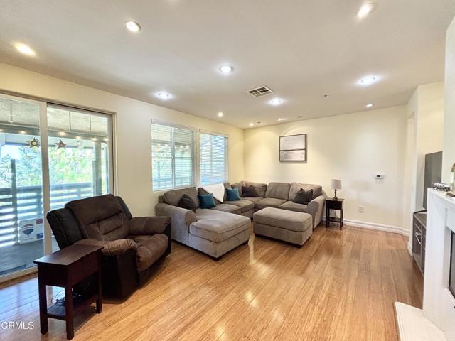 1430 Windshore Way, Oxnard CA: https://media.crmls.org/mediaz/daf78083-5d0b-4aab-bead-244ec1acdcaf.jpg