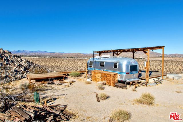 62775 Sullivan Road, Joshua Tree CA: https://media.crmls.org/mediaz/daf80b55-6a4d-49c0-b0f4-36193657f178.jpg