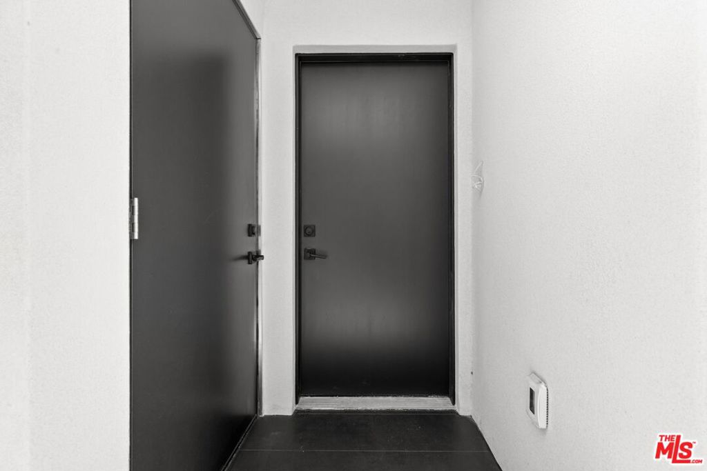https://media.crmls.org/mediaz/daf8c69d-3a7d-418c-bf1a-adacb9cf7ff2.jpg?preset=X-Large