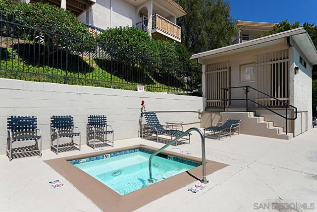 2383 Altisma Way, Carlsbad CA: https://media.crmls.org/mediaz/daf8d2c7-d9f5-4ca4-8b3a-20f22cc6bfb2.jpg