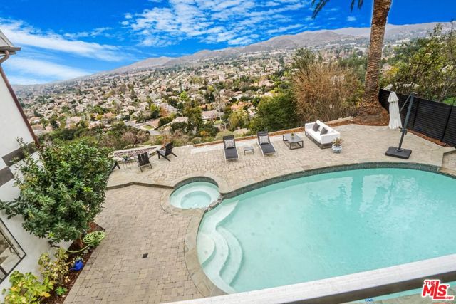 3485 Ridgeford Drive, Westlake Village CA: https://media.crmls.org/mediaz/daf933de-04e0-4a42-8f90-a2185927051b.jpg