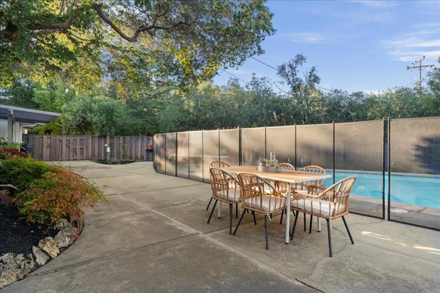 12272 Windsor Court, Los Altos Hills CA: https://media.crmls.org/mediaz/daf95240-bc43-4f17-8a96-b24a713ba01c.jpg