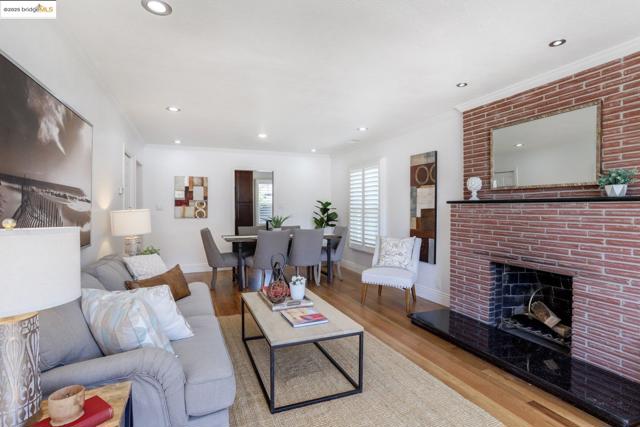 4103 Dickson Ct, Oakland CA: https://media.crmls.org/mediaz/daf98043-1d4f-453f-a3eb-757574549717.jpg