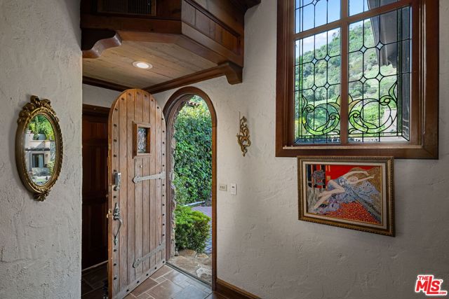1610 N Beverly Drive, Beverly Hills CA: https://media.crmls.org/mediaz/daf98265-9b43-48ac-bbec-c5dc4081efb1.jpg
