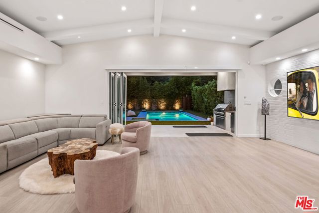 12763 Kling Street, Studio City CA: https://media.crmls.org/mediaz/daf9c1ff-eea6-4601-9b17-ae71d266aa7a.jpg