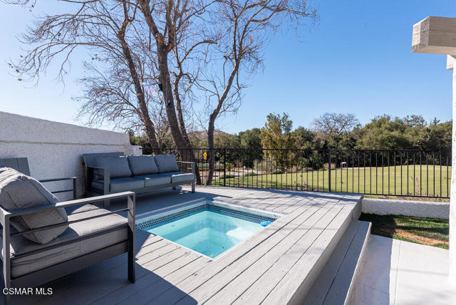 1725 Royal Saint George Drive, Westlake Village CA: https://media.crmls.org/mediaz/dafa949f-ebcf-459b-b244-6b2ec1d8fd10.jpg