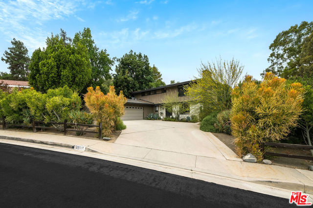 24417 Clipstone Street, Woodland Hills CA: https://media.crmls.org/mediaz/dafab044-8c91-4f79-a7fe-92e4da404d92.jpg