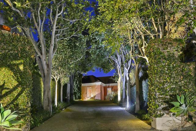 7612 Hillside Dr, La Jolla CA: https://media.crmls.org/mediaz/dafadff5-98f4-4035-9af5-629be4a6ccaa.jpg