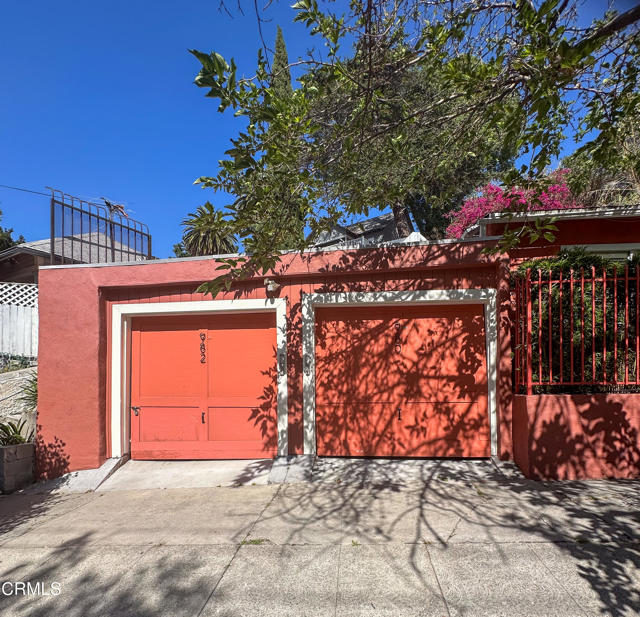 982 N Hoover Street, Silver Lake CA: https://media.crmls.org/mediaz/dafbd3cf-1e25-4e4a-a9fb-f6808470bd15.jpg