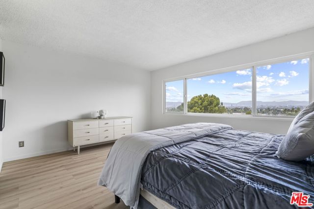 4553 Don Ricardo Drive, Los Angeles CA: https://media.crmls.org/mediaz/dafbdb1d-de64-496c-b3a1-ab168f80d0b6.jpg