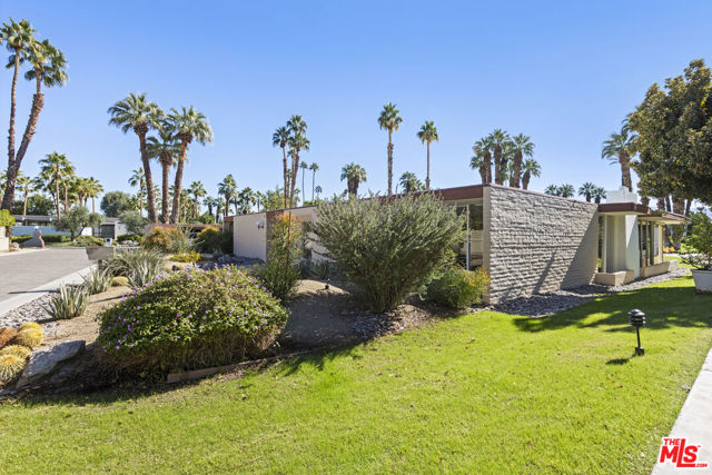 6 Cody Court, Rancho Mirage CA: https://media.crmls.org/mediaz/dafbff6b-d4d6-461a-ae63-45f422b91305.jpg