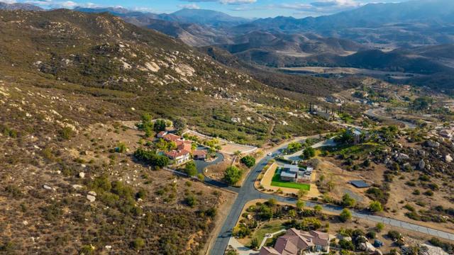 87 Presilla Dr, Jamul CA: https://media.crmls.org/mediaz/dafcfdbf-a828-4edd-afc6-e0168071ebb7.jpg