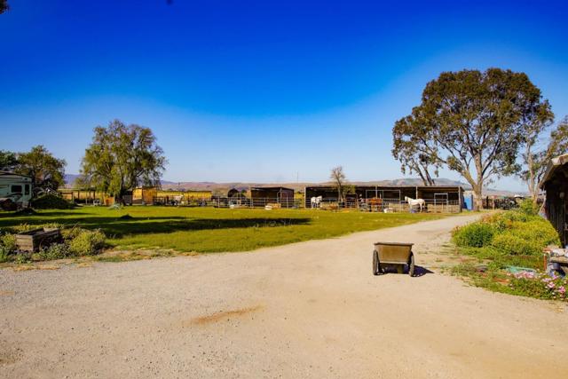 6200 Frye Lane, Hollister CA: https://media.crmls.org/mediaz/dafd1bb6-1546-4098-869b-440f7bf01269.jpg