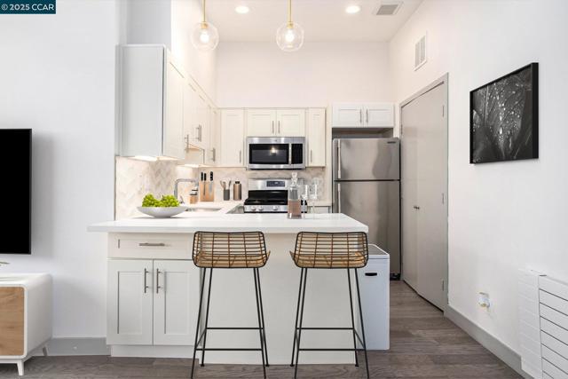 410 Webster St #1, Oakland CA: https://media.crmls.org/mediaz/daffef0f-1a4f-4ac6-b937-16867a1f3a3f.jpg