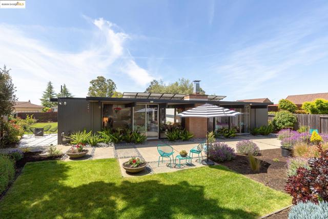 8156 Coach Dr, Oakland CA: https://media.crmls.org/mediaz/db001349-53c8-4c15-9a9b-8f3b82128034.jpg