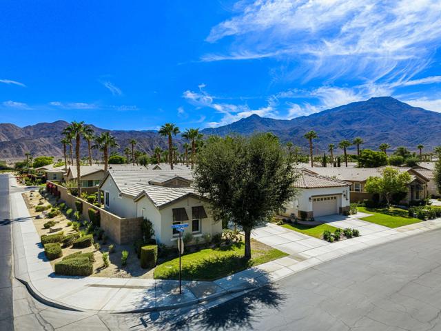 81497 Golden Poppy Way, La Quinta CA: https://media.crmls.org/mediaz/db002ad9-5457-4d75-a5fb-9a3e7acc1076.jpg