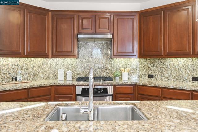 2371 Magnolia Bridge Dr, San Ramon CA: https://media.crmls.org/mediaz/db004400-cdbe-48c4-a8f7-fccf02af052a.jpg