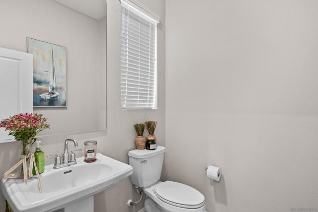 2098 Bluestone Cir, Chula Vista CA: https://media.crmls.org/mediaz/db0073b3-9d93-4327-a486-bb56d9a29831.jpg