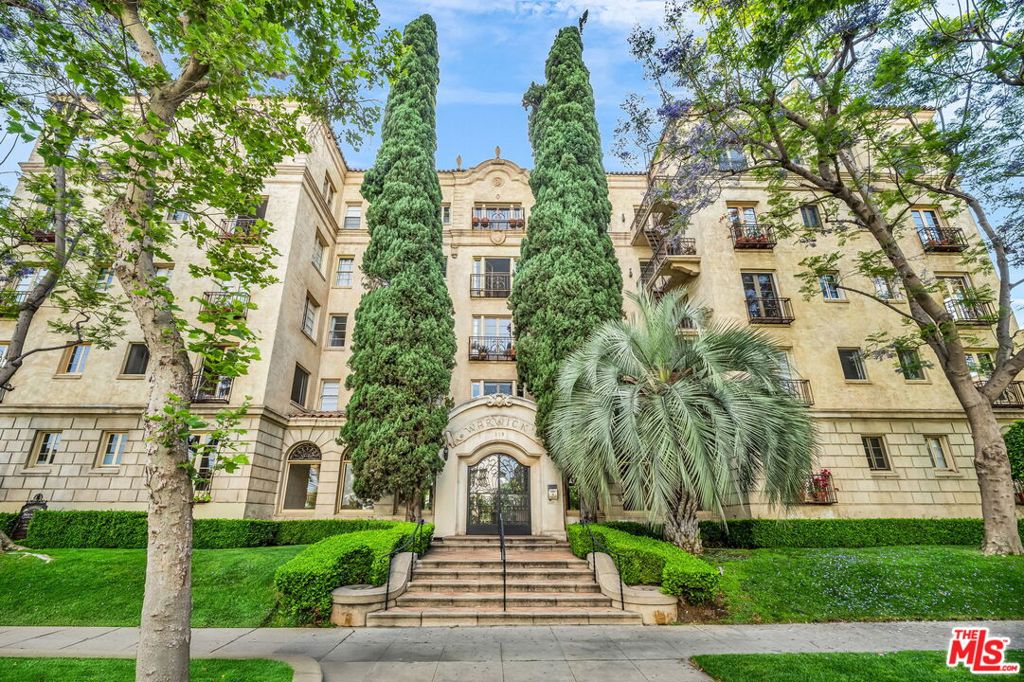 109 N Sycamore Avenue #102