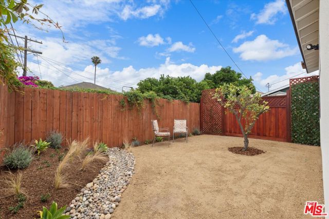 3792 1/2 Van Ness Avenue, Los Angeles CA: https://media.crmls.org/mediaz/db0249d8-e5c7-44bb-9b32-e9ddd3acf4cc.jpg