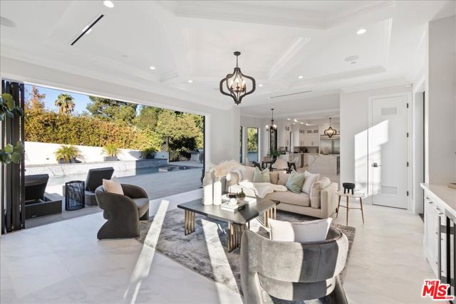 4351 Vanalden Avenue, Tarzana CA: https://media.crmls.org/mediaz/db02b205-bc9c-4ae2-99ca-ba5024e95158.jpg