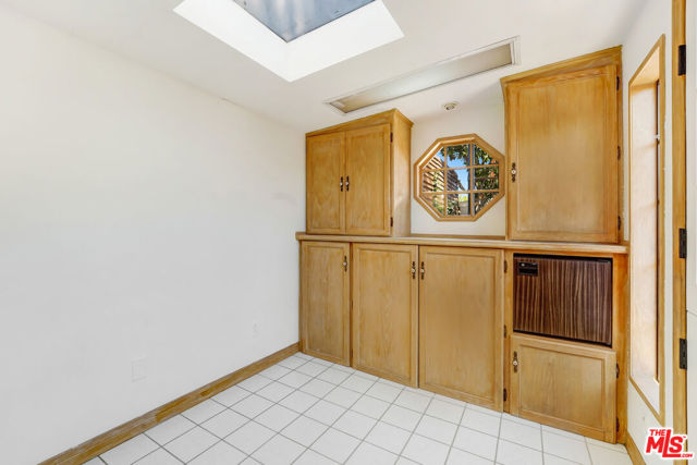 6409 Graves Avenue, Lake Balboa CA: https://media.crmls.org/mediaz/db02dd19-4fbf-4ba8-ab38-00ff82dfe6c2.jpg