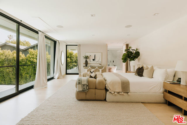 260 S Canyon View Drive, Los Angeles CA: https://media.crmls.org/mediaz/db033f9c-e205-4519-a18c-ee9d91feda62.jpg