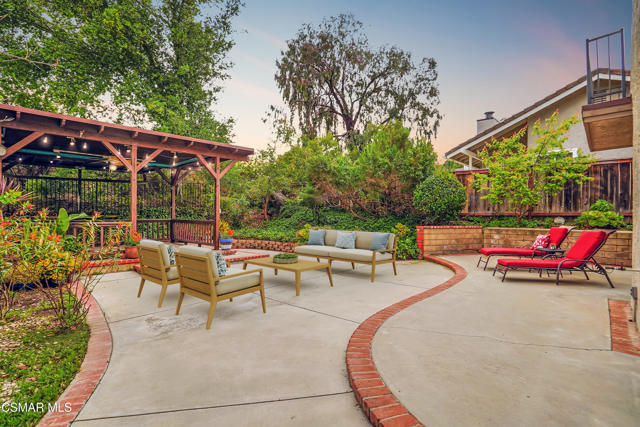 48 Herringbone Court, Newbury Park CA: https://media.crmls.org/mediaz/db0390d0-2c99-4472-a671-4dbe747e0cc0.jpg