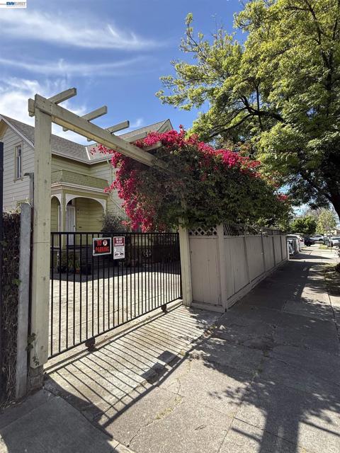 663 25TH Street, Oakland CA: https://media.crmls.org/mediaz/db042ef1-850d-40bd-8d04-ed3c4ee25060.jpg