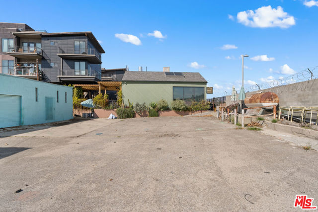3051 N Coolidge Avenue, Los Angeles CA: https://media.crmls.org/mediaz/db0529aa-dd70-4eb2-833c-d5098d38f33e.jpg