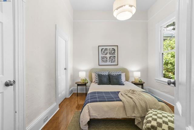 2349 Waverly St, Oakland CA: https://media.crmls.org/mediaz/db05d39e-371a-4dbd-96d9-8420e4af5b1e.jpg