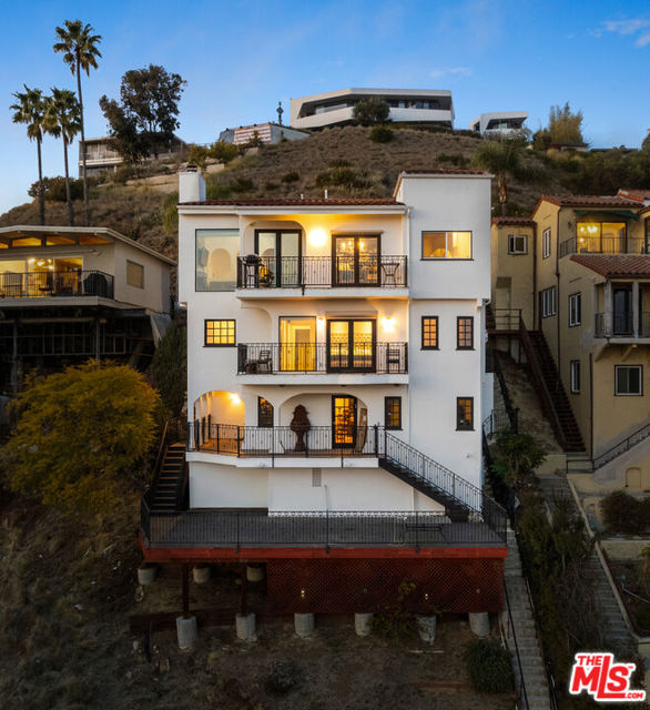 6420 Quebec Drive, Los Angeles CA: https://media.crmls.org/mediaz/db062f79-9dce-4634-a97d-3ee5eebc9c23.jpg