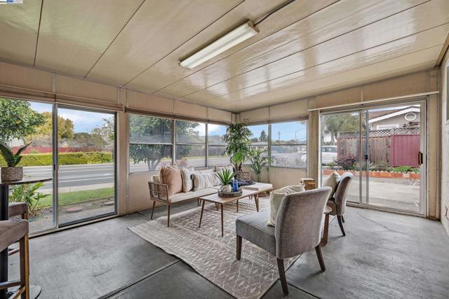 2702 Chinook Ct, Union City CA: https://media.crmls.org/mediaz/db079d97-d28d-4f1d-9875-d701ccefc12a.jpg