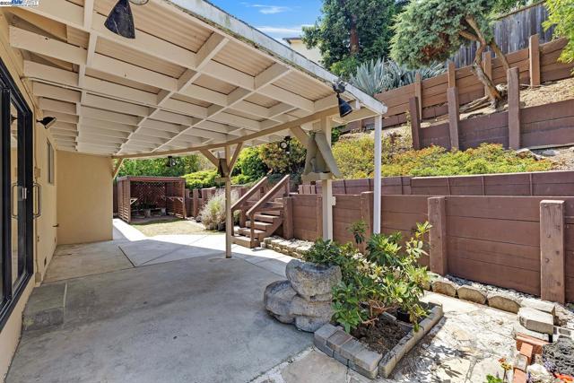 16651 Selby Dr, San Leandro CA: https://media.crmls.org/mediaz/db08a8e9-87aa-4cc3-b68e-98acf89ff576.jpg
