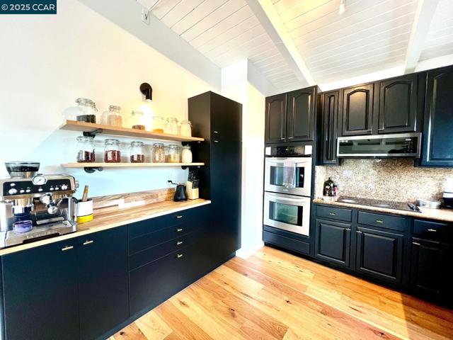 5915 ALHAMBRA AVE, Oakland CA: https://media.crmls.org/mediaz/db093b02-5211-4ed2-8c26-1d23ddd27089.jpg