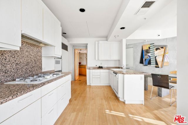 10580 Wilshire Boulevard, Los Angeles CA: https://media.crmls.org/mediaz/db094fed-235e-4366-91e9-4ba11df3fd60.jpg