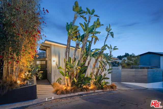 2690 Hollyridge Drive, Los Angeles CA: https://media.crmls.org/mediaz/db09ca51-8da2-4021-9bcd-247c9f924f9e.jpg