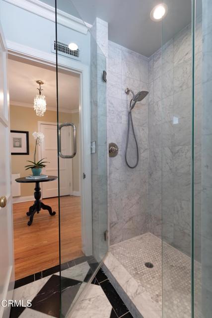807 N Doheney Drive, Beverly Hills CA: https://media.crmls.org/mediaz/db0a0457-8f8f-4be4-955e-b1382bba93e4.jpg