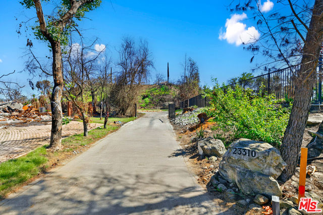 23310 W Pompano Street, Malibu CA: https://media.crmls.org/mediaz/db0a33d1-d7ac-4d04-9029-ccc4c5e21e2b.jpg