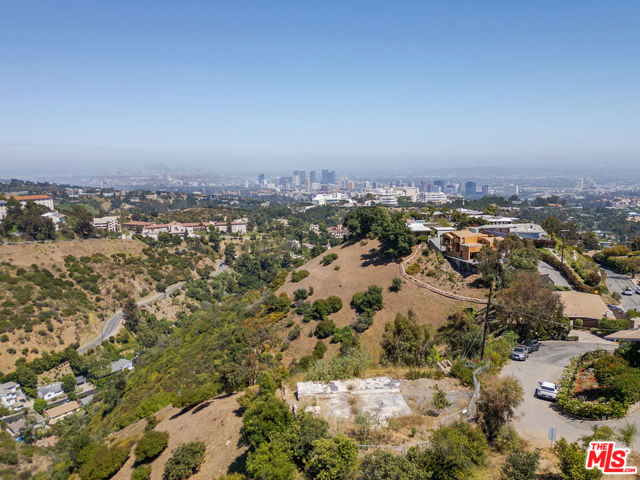 1510 N Tigertail Road, Los Angeles CA: https://media.crmls.org/mediaz/db0b3798-02f0-46e8-8943-82afbda1c245.jpg