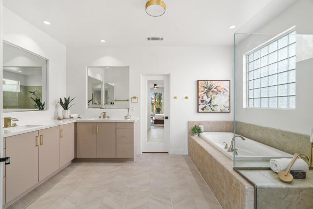 4315 Vantage Lane, Palm Springs CA: https://media.crmls.org/mediaz/db0b6c53-ea9b-4f6a-8d86-c7e657ce69e3.jpg