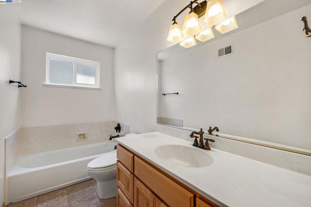 16651 Selby Dr, San Leandro CA: https://media.crmls.org/mediaz/db0d6179-2255-4bea-9956-6d81f60a252b.jpg