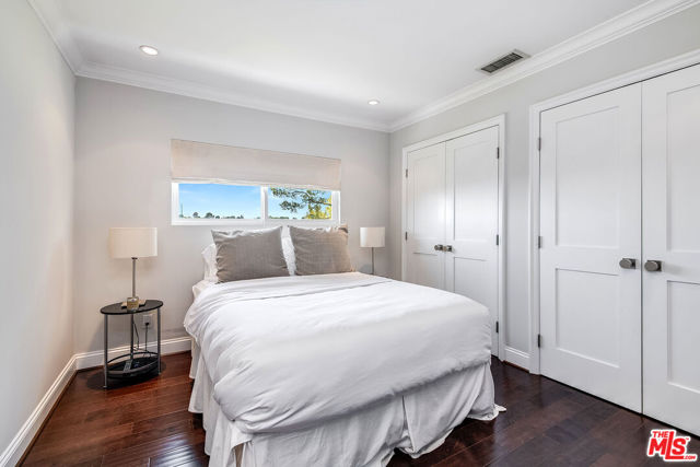 8407 Skyline Drive, Los Angeles CA: https://media.crmls.org/mediaz/db0de901-90f3-4228-a1dd-7cdfd42c8f31.jpg