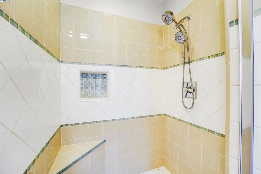 https://media.crmls.org/mediaz/db0e902e-8ac2-4563-a1a0-ebc06be598eb.jpg?preset=X-Large