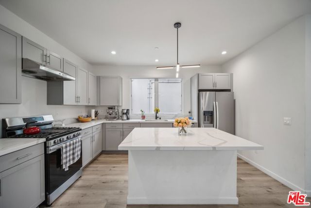 11821 W Holly Way, Valley Village CA: https://media.crmls.org/mediaz/db0e9dbb-2edb-46a3-86a8-2fec9eff71e6.jpg