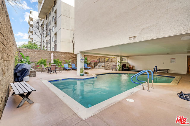 321 N Oakhurst Drive, Beverly Hills CA: https://media.crmls.org/mediaz/db0f993c-31db-424e-b03f-0465b7ccb5f1.jpg